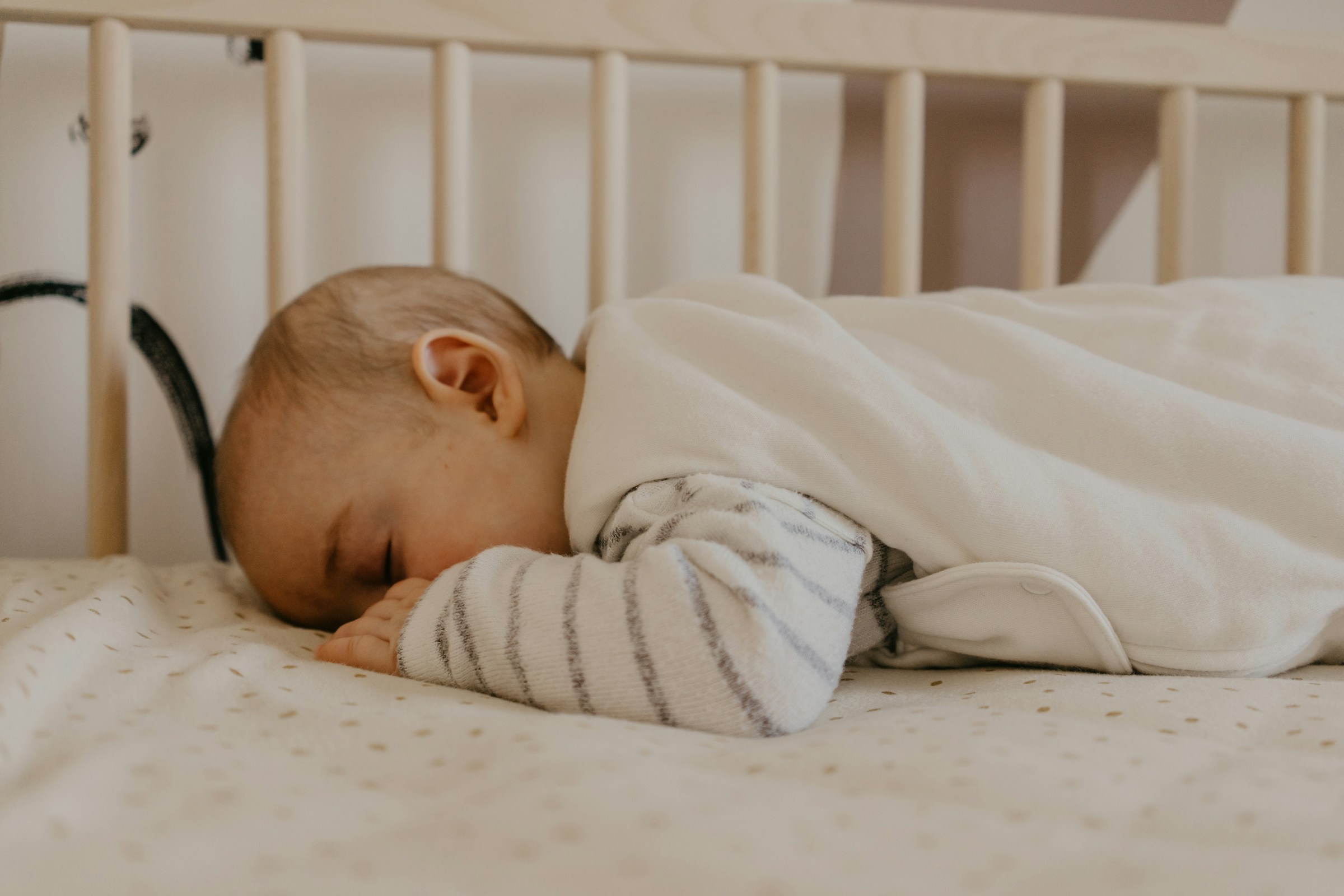 Pour favoriser le sommeil de bébé, il faut optimiser la conception de la chambre (décoration, ameublement, etc.)