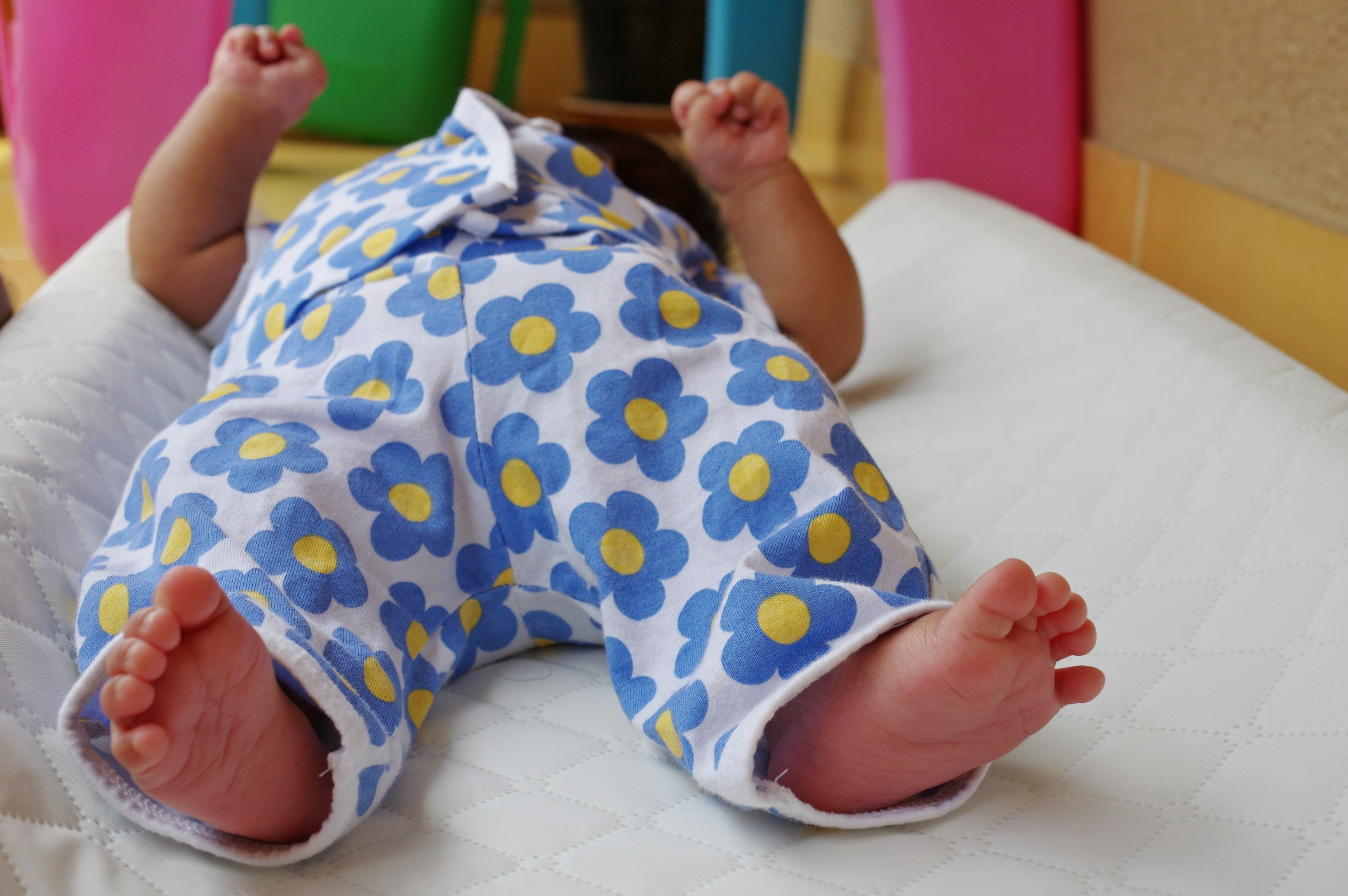 Un petit pyjama en coton bio est tout à fait idéal pour les petits pics de chaleur sans grosse canicule